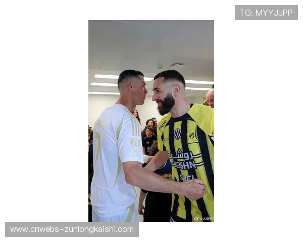 本泽马进球后与队友模仿游戏庆祝动作，观众席笑声不断